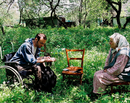 Jarosław Pałka w czasie rozmowy z panią Rafaelą Wróblewską, Kołybajiwka k. Kamieńca Podolskiego, 2008, Fot. Dominik Czapigo.