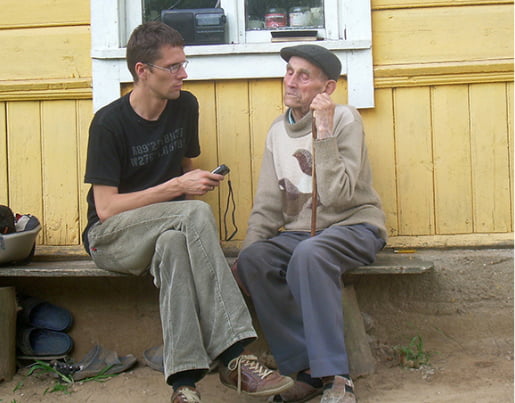 Grzegorz Kaczorowski w czasie rozmowy z panem Zenonem Szyksznianem, Prucie k. Rymszan, 2011.
                Fot. Maciej Melon.